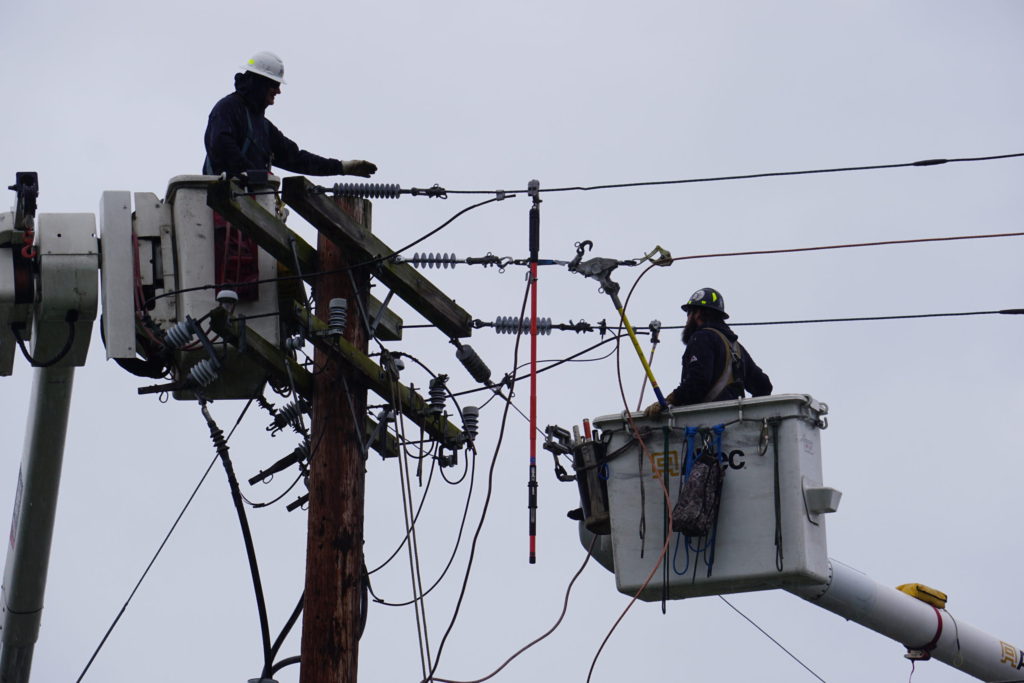 Winds Knock out Power to Thousands Sunday - JPUD